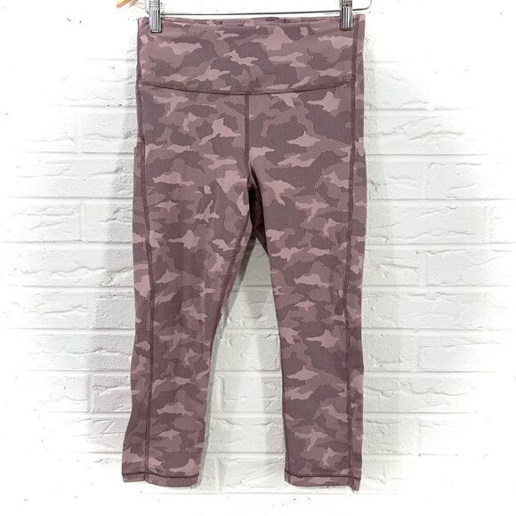 Athleta Ultimate Stash Pocket Texture Camo Capri Yogi Size Medium - Picture 4 of 7